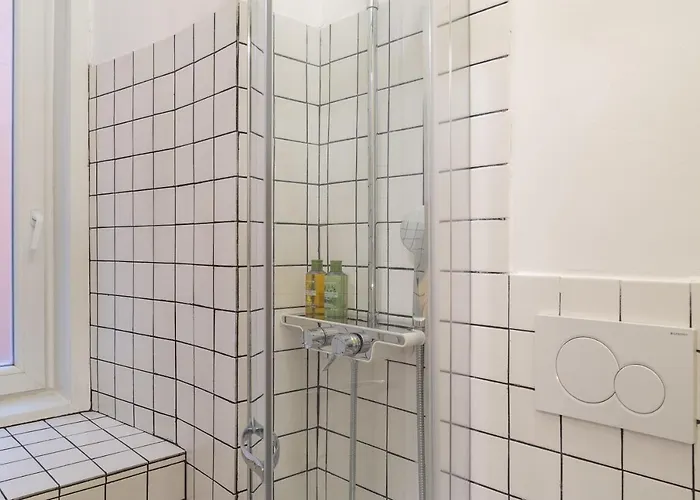 Tiny Cozy In The Center *